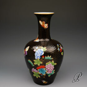seltene Vase Herend Victoria auf schwarzem Fond