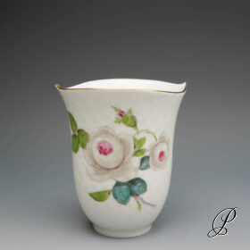 Becher Meissen 1.Wahl Wellenspiel  weiße Rose