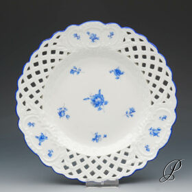 Durchbruchteller Meissen Knaufzeit um 1880 Jhd.  gestreute Blümchen