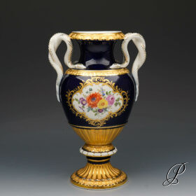 Schlangenhenkelvase Meissen Kobaltblau mit Blumenbukett