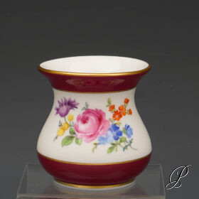 kleine Vase Meissen roter Fond mit Blumenbukett