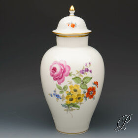 Deckelvase Meissen mit wunderschönen Blumenbukett