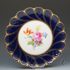 großer Prunkteller Meissen Knaufzeit um 1900 / Kobaltblau mit Blumenbukett