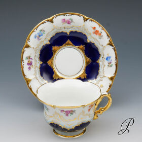 Mokkagedeck Meissen um 1924 Jhd. B-Form Kobaltblau mit Streublümchen