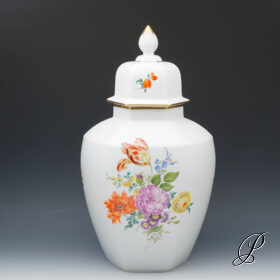 große Deckelvase Meissen mit traumhaften Blumenbuketts