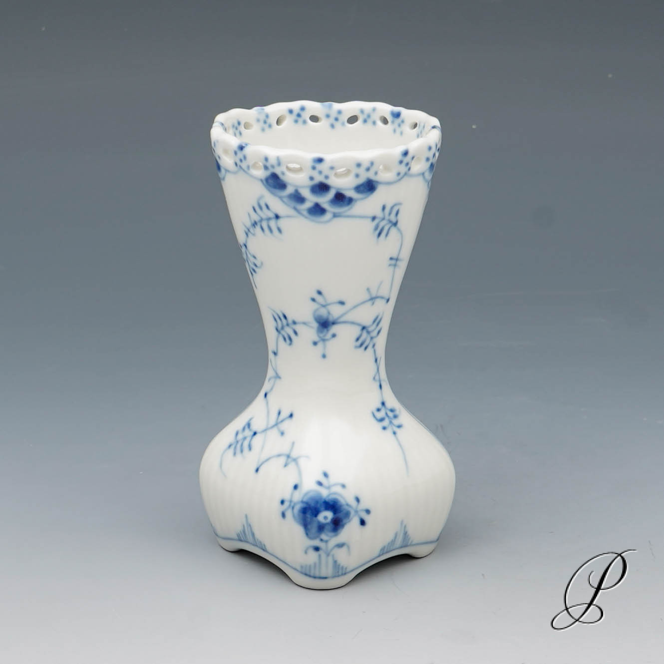 kleine Vase Royal Copenhagen Musselmalet Halbspitz