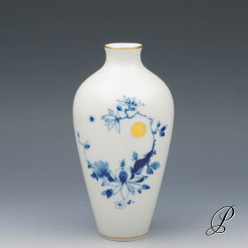 Vase Meissen 1.Wahl mit Blumenmalerei und Goldpunkten