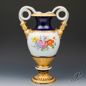 Schlangenhenkelvase / Prunkvase Meissen mit Blumenbukett