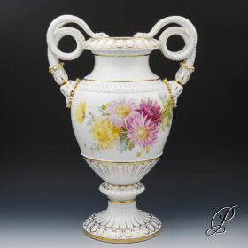 große (48cm!!!) Schlangenhenkelvase Meissen Knaufzeit um 1900 mit naturalistischer Blumenmalerei