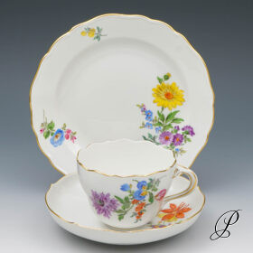 Kaffeegedeck Meissen 1.Wahl im Dekor Blume4 schräg