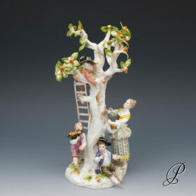 große Figurengruppe Meissen Knaufzeit um 1900 Jhd.  " Apfelernte "