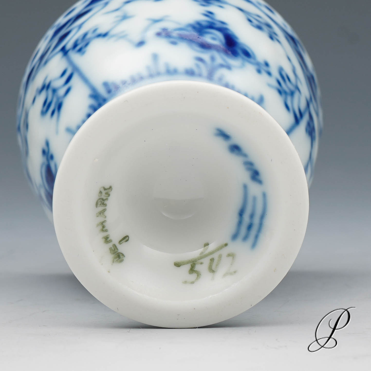 6 Eierbecher Royal Copenhagen Musselmalet Halbspitz – Bild 9