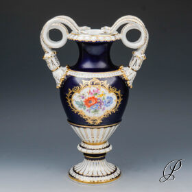 Schlangenhenkelvase Meissen Kobaltblau mit Blumenbukett
