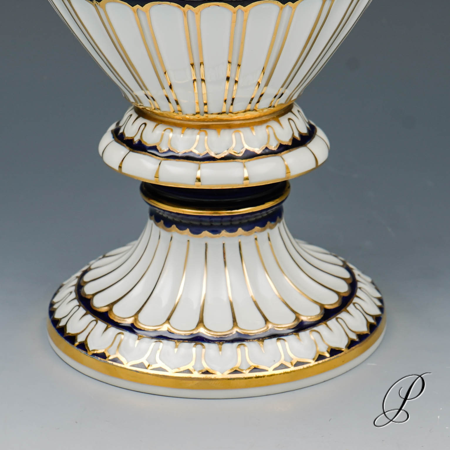 Schlangenhenkelvase Meissen Kobaltblau mit Blumenbukett – Bild 3