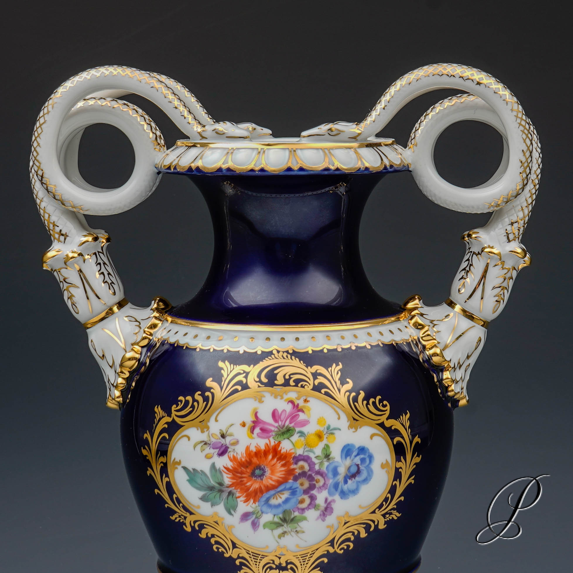 Schlangenhenkelvase Meissen Kobaltblau mit Blumenbukett – Bild 4