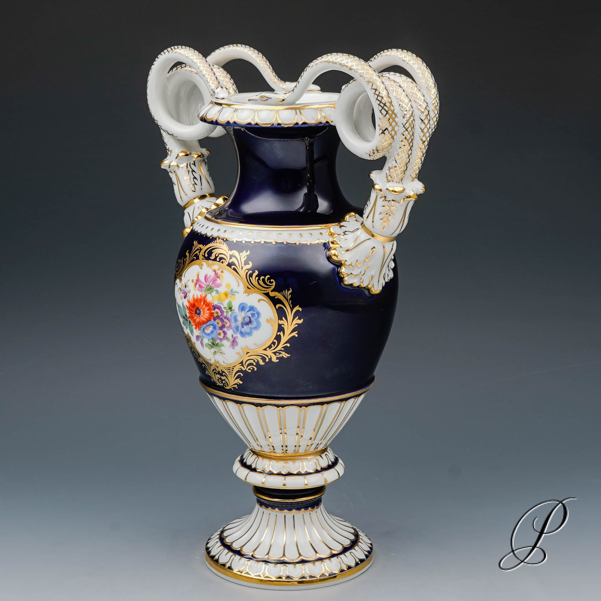 Schlangenhenkelvase Meissen Kobaltblau mit Blumenbukett – Bild 5