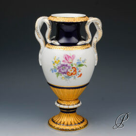 Meissen Prunk - Schlangenhenkelvase mit Blumenbukett
