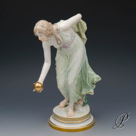 Meissen wunderschöne Figur " Kugelspielerin "  Jugendstil um 1910 Jhd.