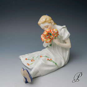 Hentschelkind Meissen 1.Wahl / sitzendes Mädchen mit Blumenstrauß