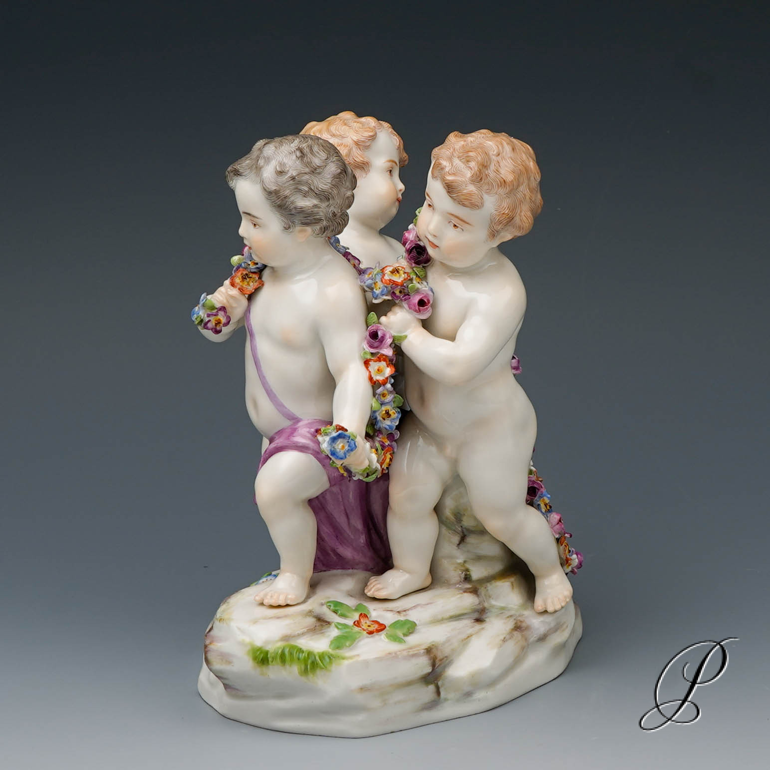 Meissen Figurengruppe "drei Amoretten mit Blütengirlande"