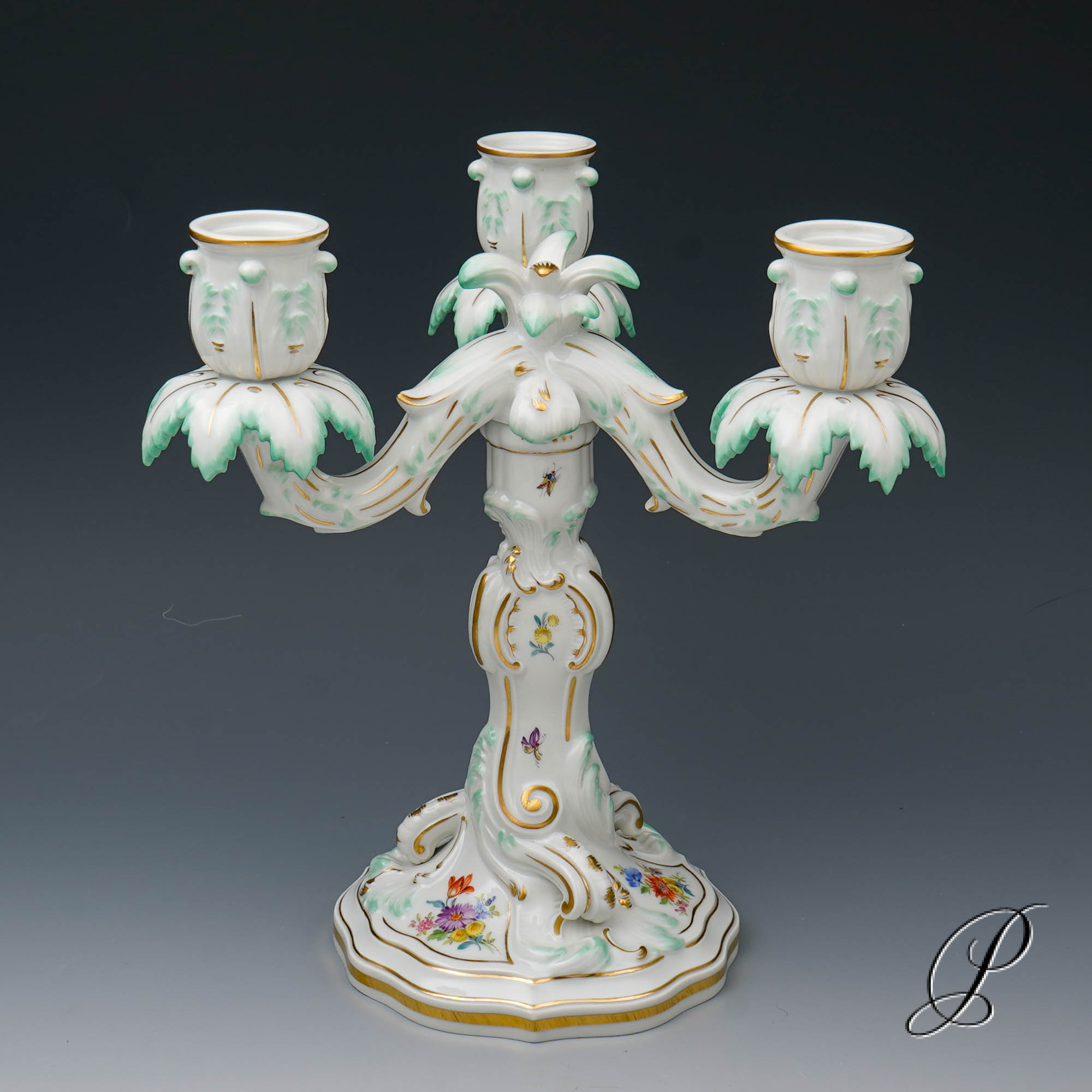 dreiflammiger Leuchter Meissen 1.Wahl mit kleinen Blumenbuketts und Insektenmalerei