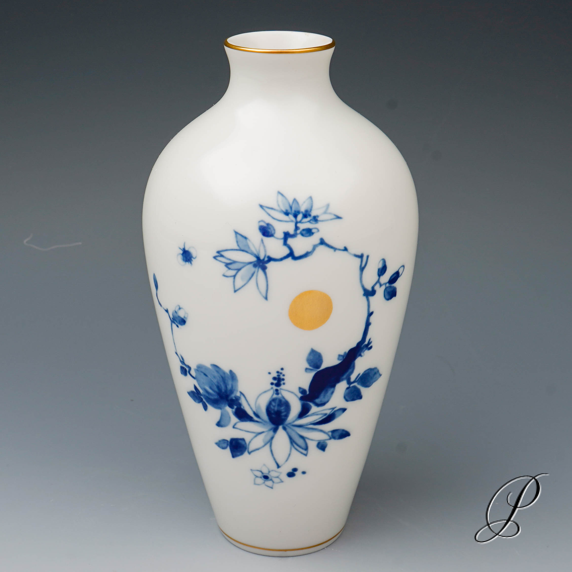 Vase Meissen 1.Wahl mit Blumenmalerei und Goldpunkten