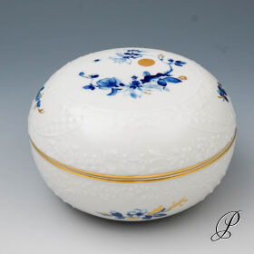 große Dose Meissen 1.Wahl mit Blumenmalerei und Goldpunkten