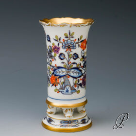 Füßchenvase Meissen 1.Wahl im Dekor Zwiebelmuster Royal-bunt