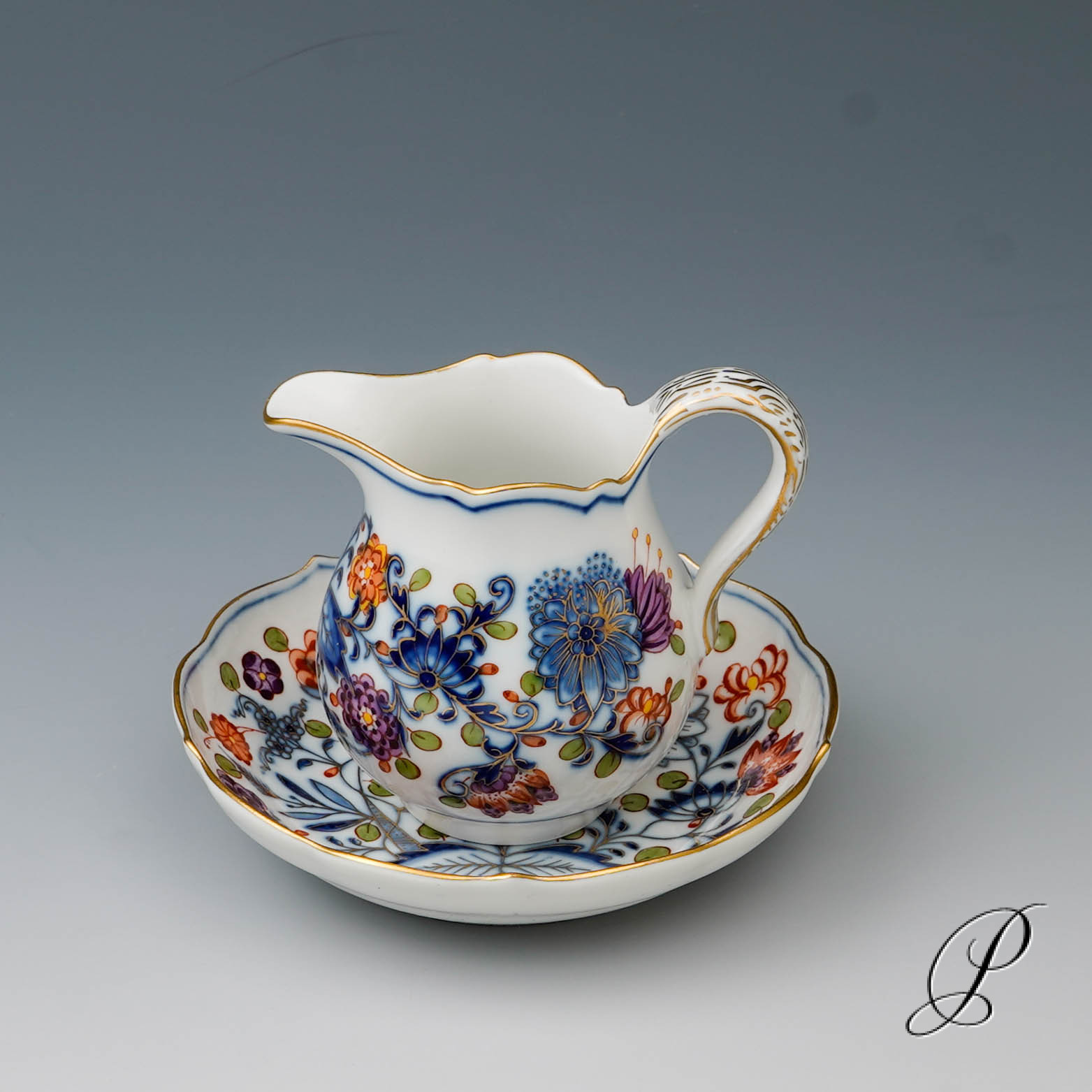 Sahnekännchen mit Untersetzer Meissen im Dekor Zwiebelmuster Royal bunt