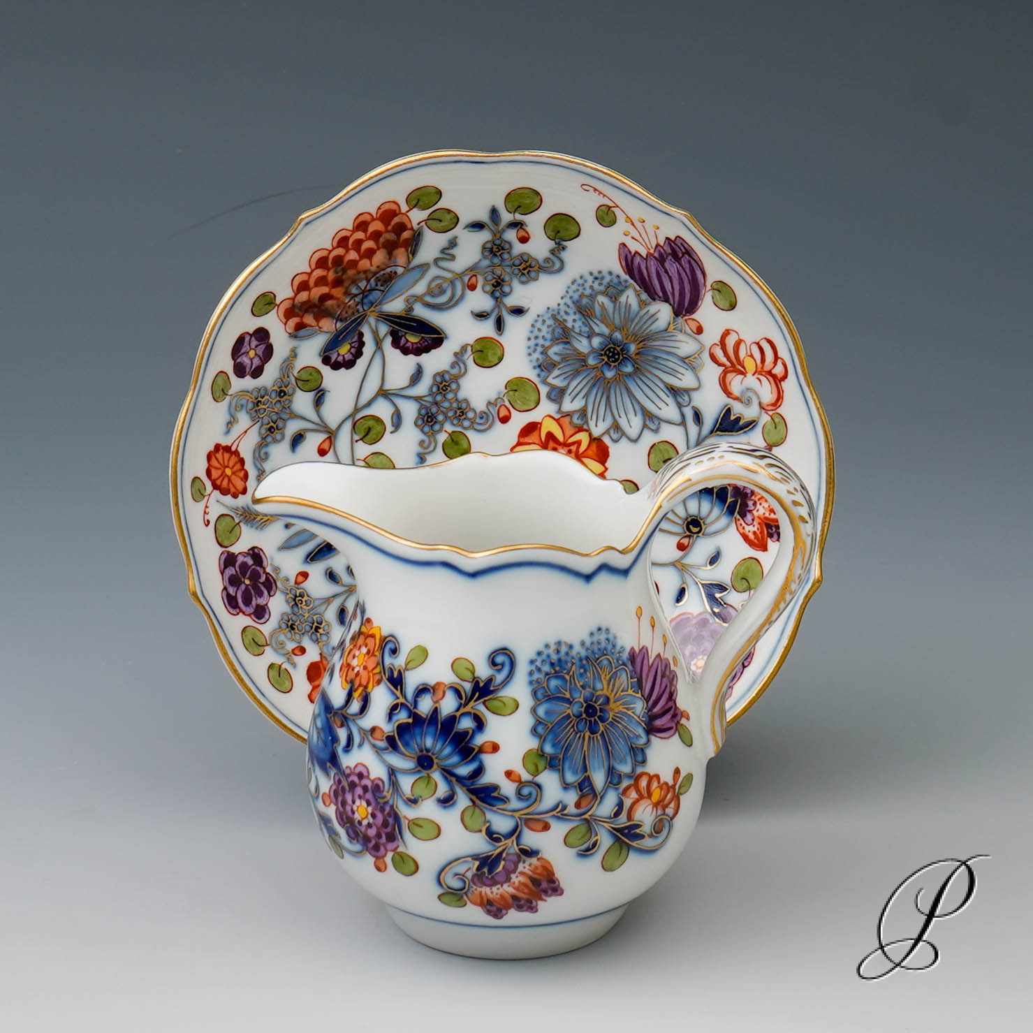 Sahnekännchen mit Untersetzer Meissen im Dekor Zwiebelmuster Royal bunt – Bild 3