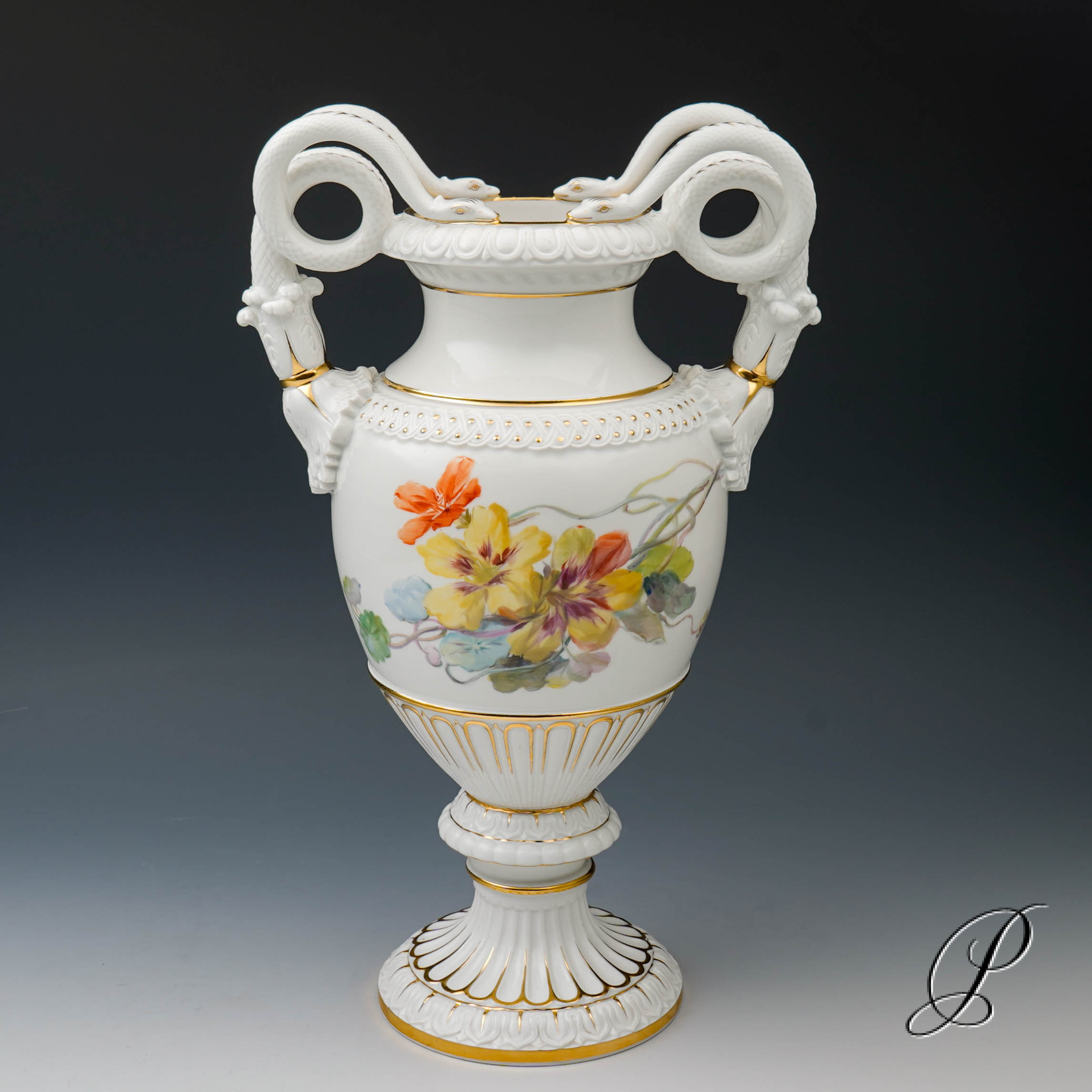 wunderschöne Schlangenhenkelvase Meissen Knaufzeit um 1900 Jhd. naturalistische Blumenmalerei