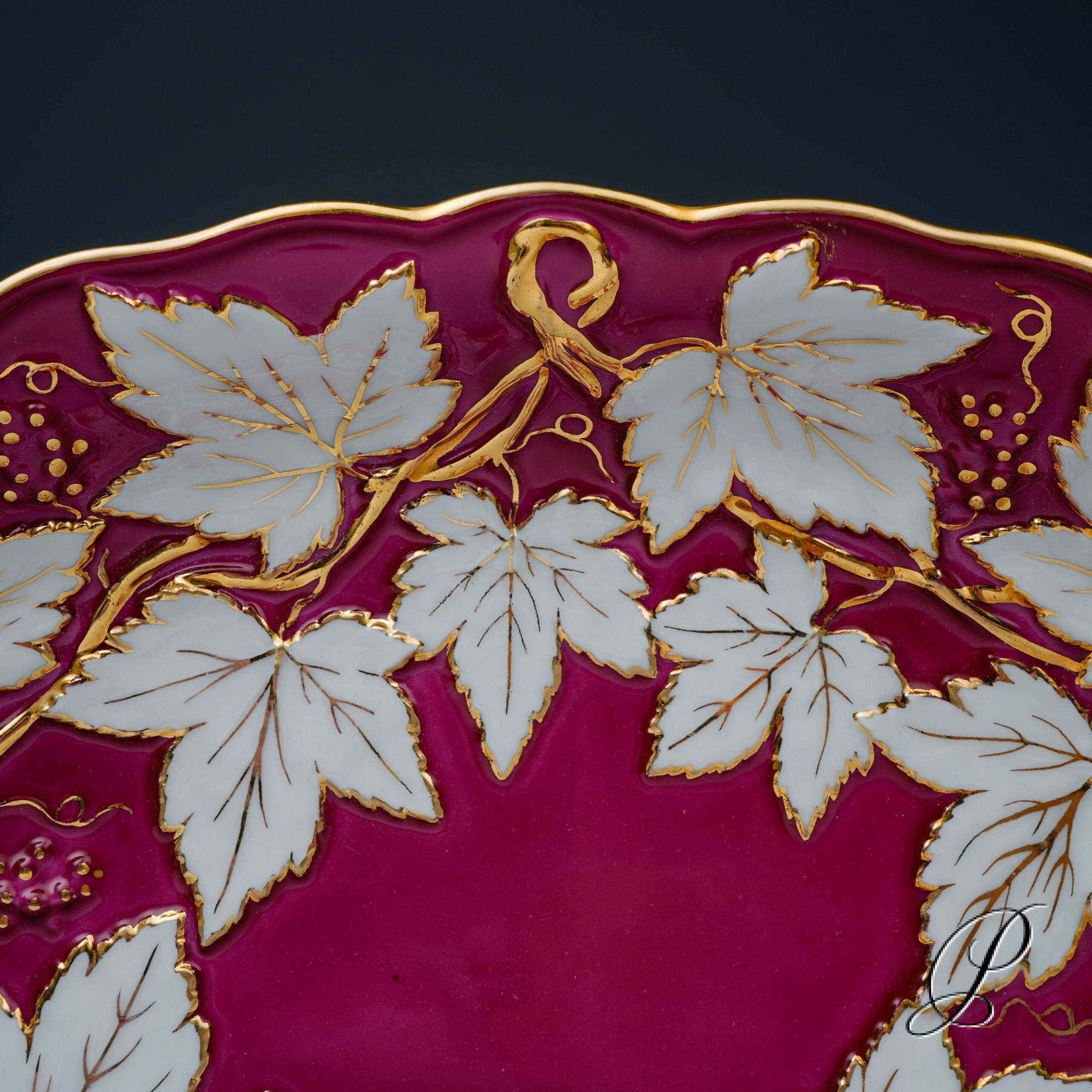 Prunkschale Meissen roter Fond mit vergoldeten Blatt und Weinornamenten – Bild 3