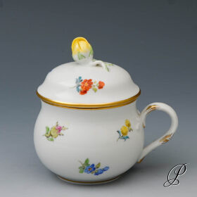 Deckeltasse -  Bouillontasse Meissen 1.Wahl im Dekor Streublume