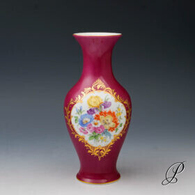 Vase Meissen 1.Wahl roter Fond mit traumhaften Blumenbukett