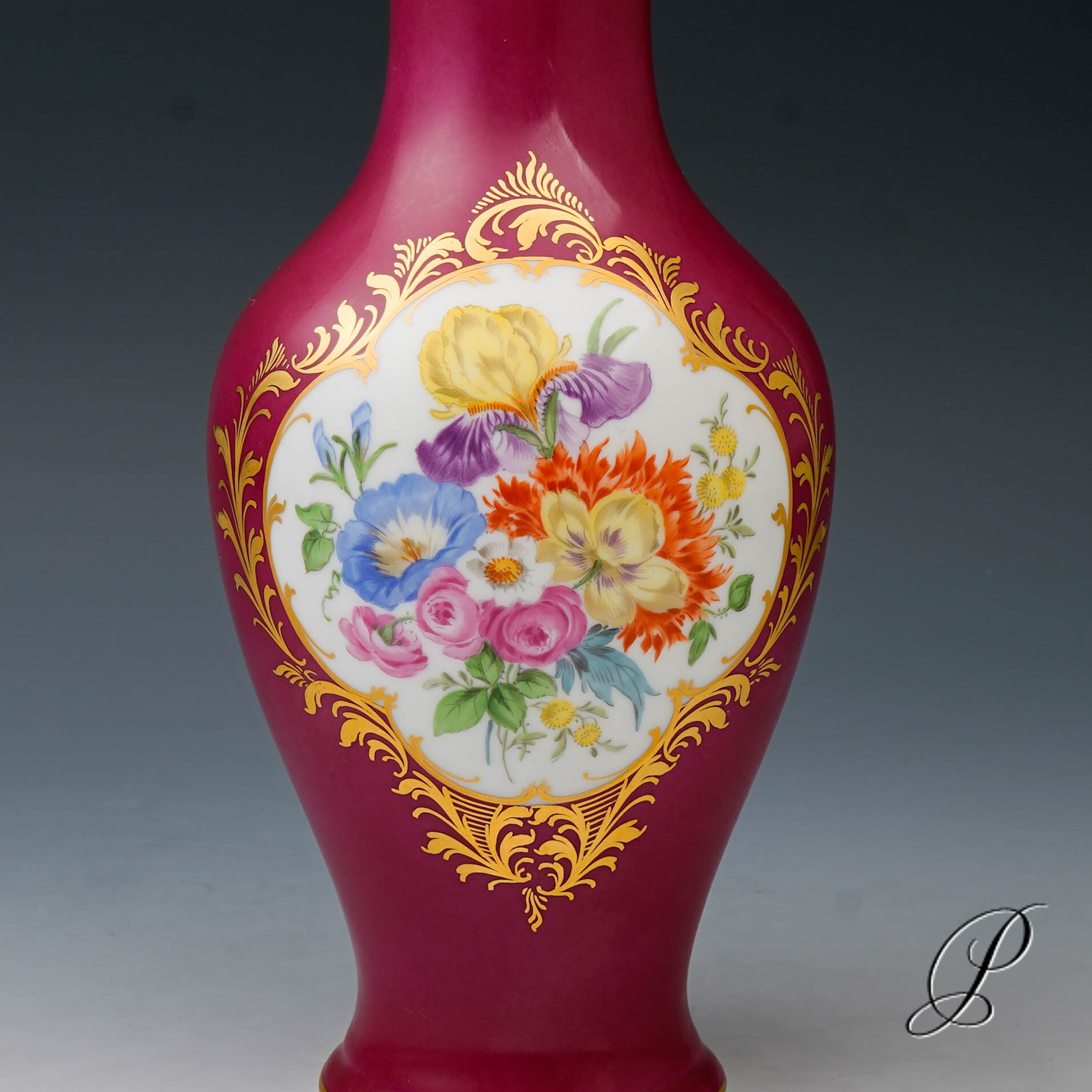 Vase Meissen 1.Wahl roter Fond mit traumhaften Blumenbukett – Bild 2