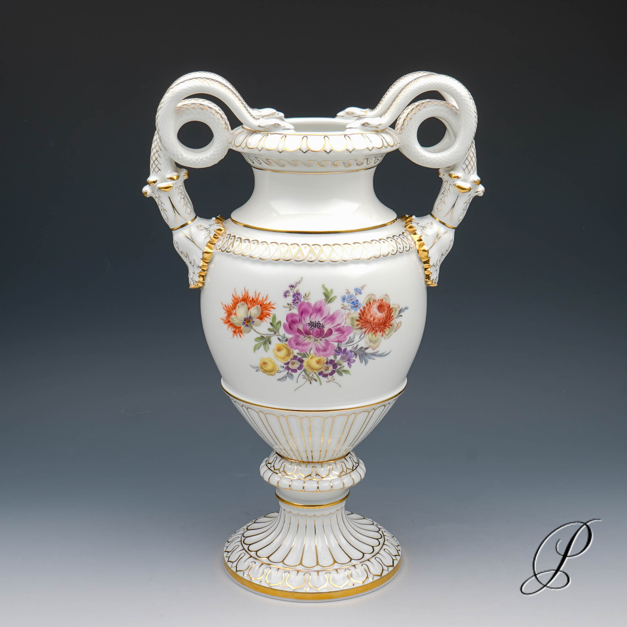 Schlangenhenkelvase Meissen mit traumhafter Blumenmalerei