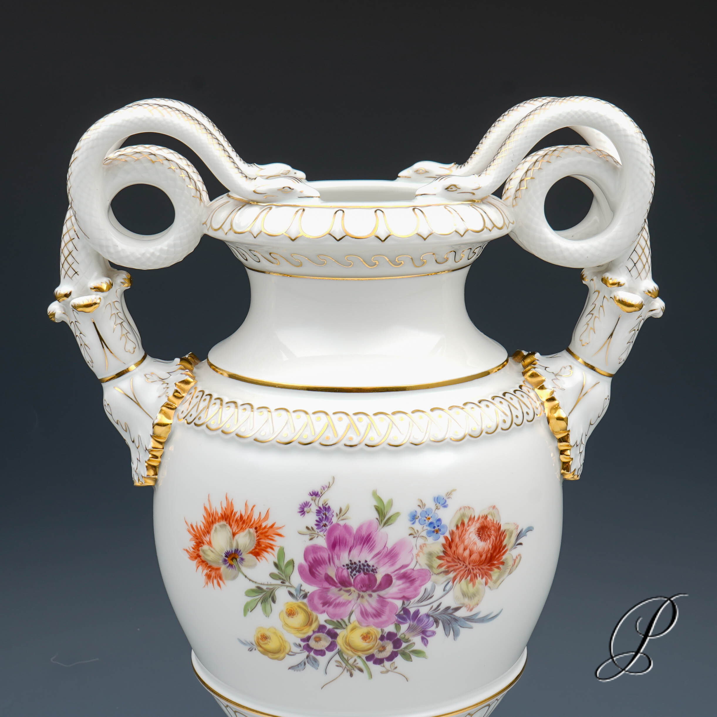 Schlangenhenkelvase Meissen mit traumhafter Blumenmalerei – Bild 3