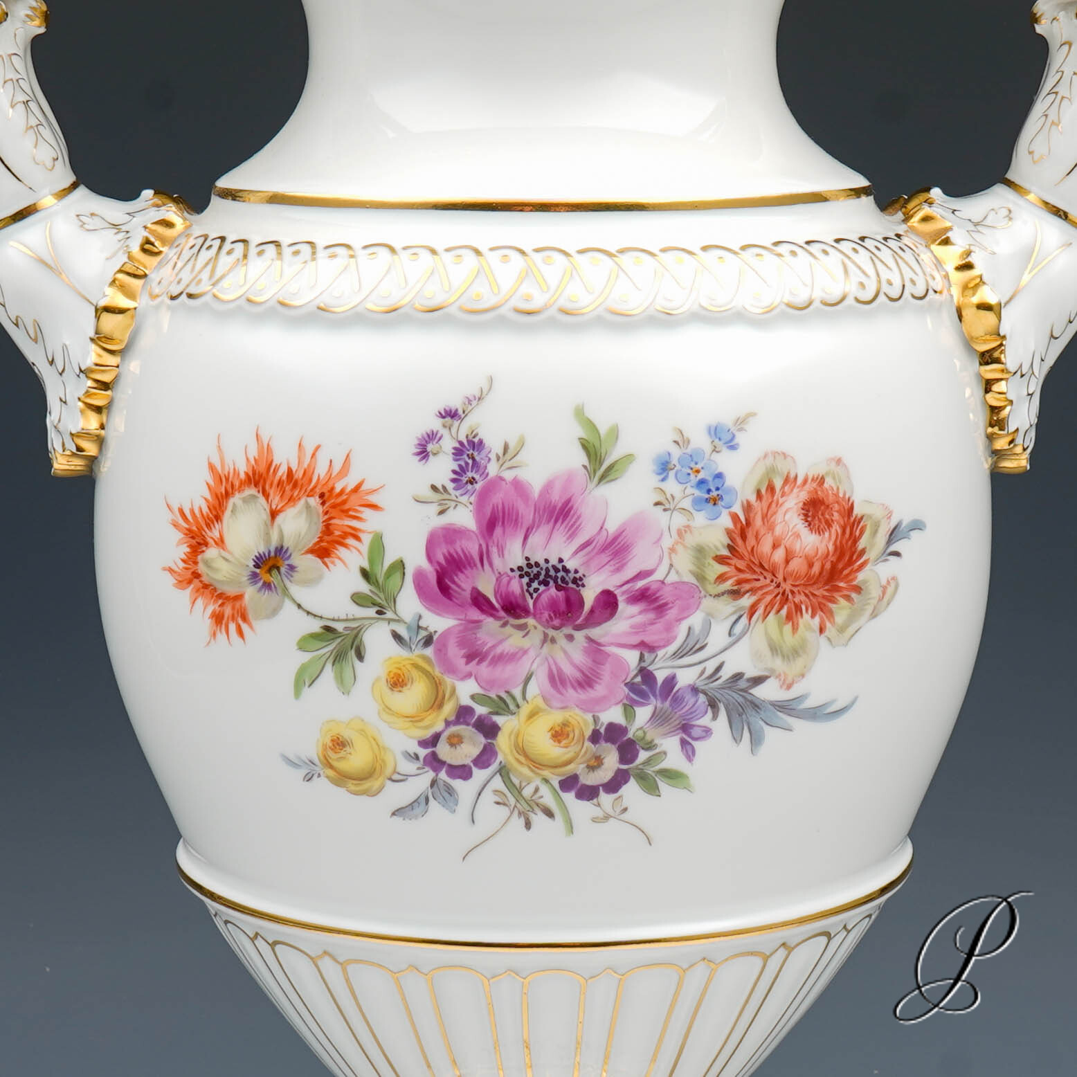 Schlangenhenkelvase Meissen mit traumhafter Blumenmalerei – Bild 4