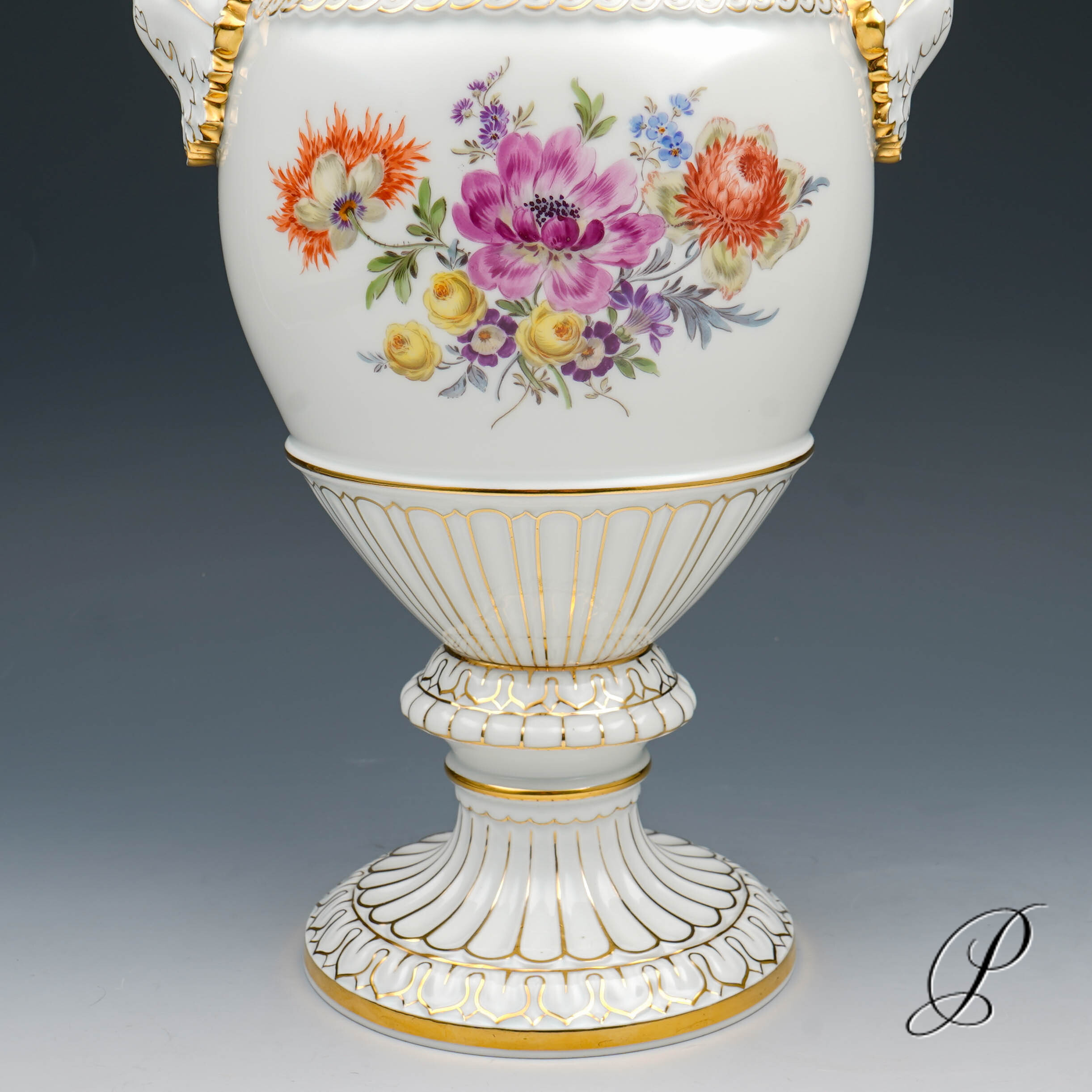 Schlangenhenkelvase Meissen mit traumhafter Blumenmalerei – Bild 5