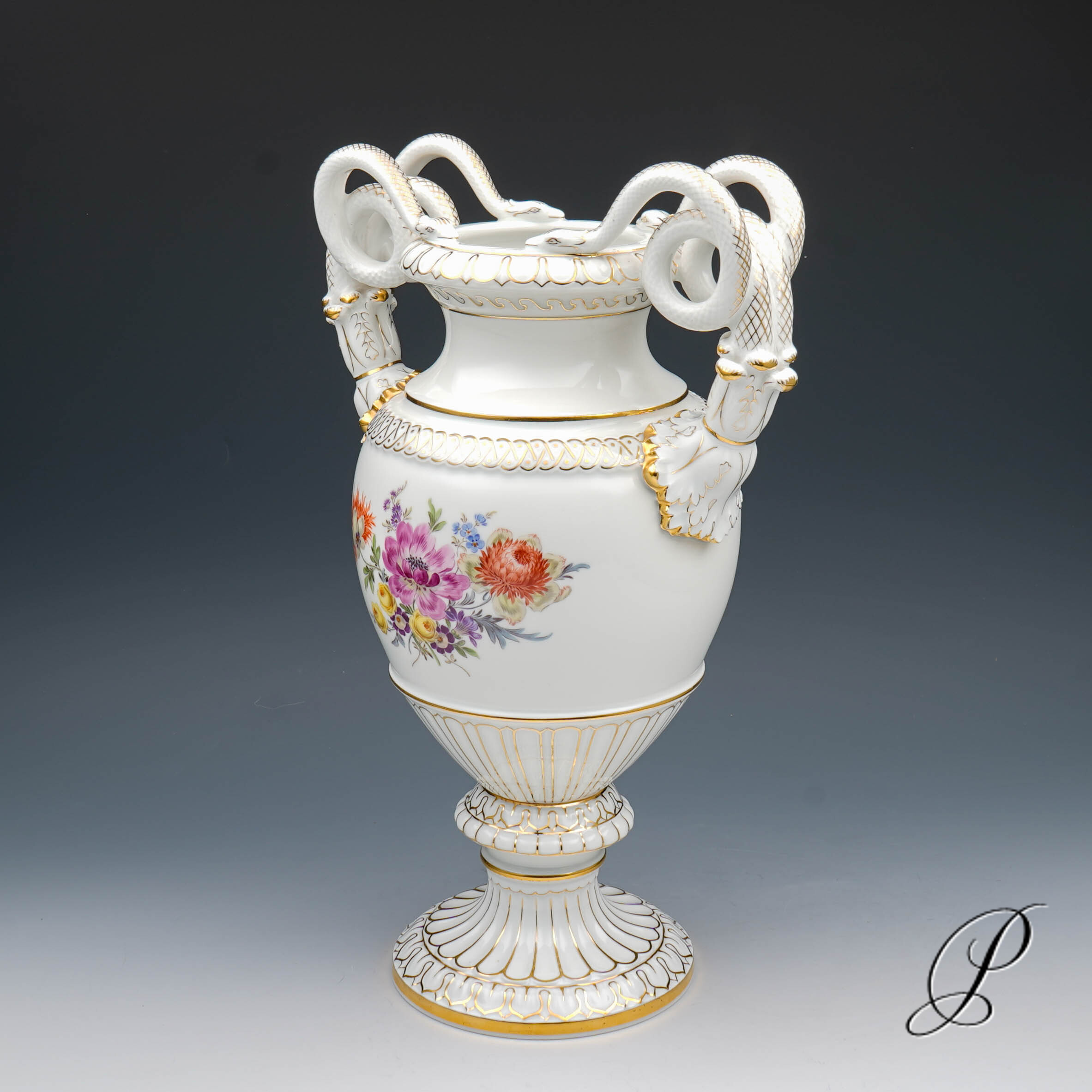 Schlangenhenkelvase Meissen mit traumhafter Blumenmalerei – Bild 6