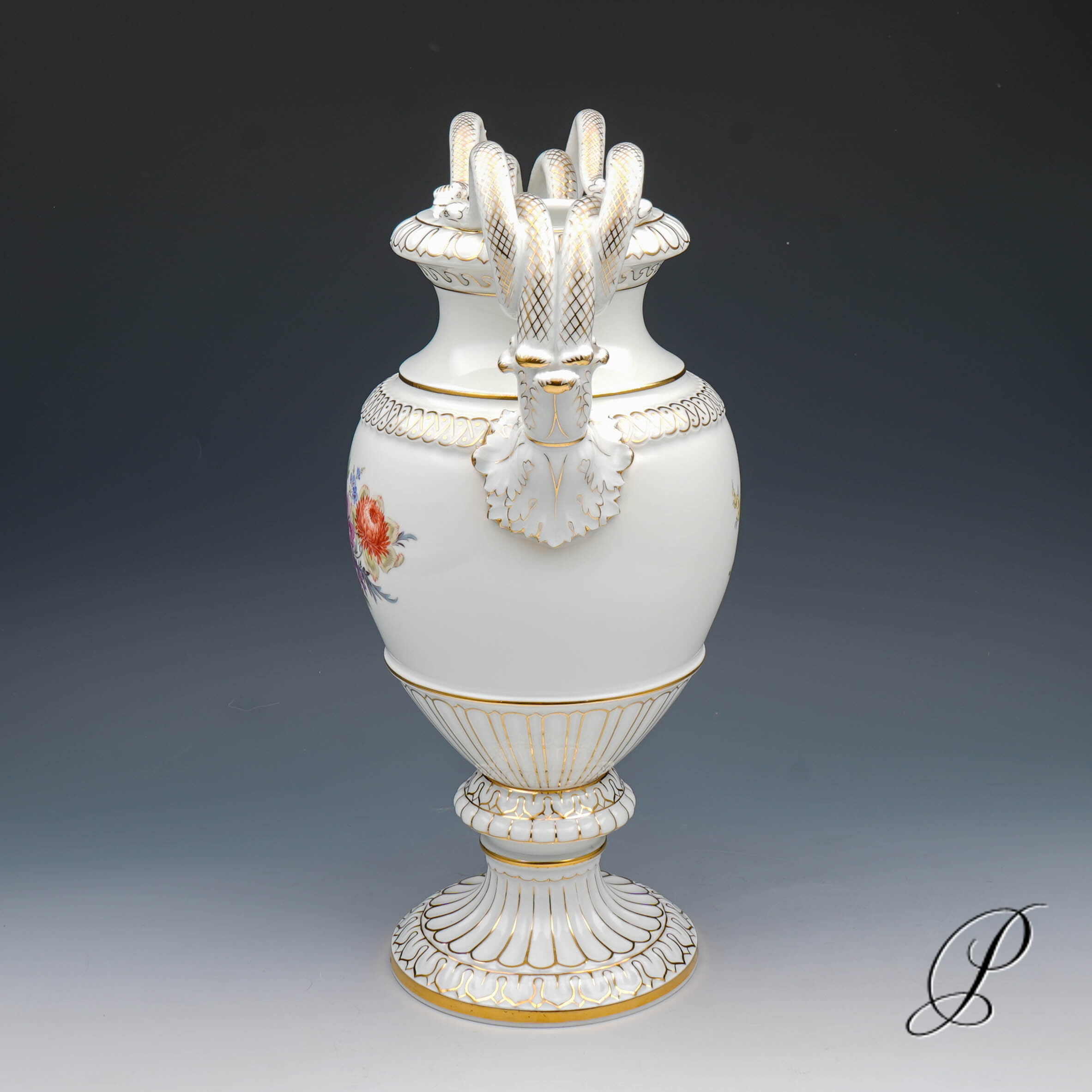 Schlangenhenkelvase Meissen mit traumhafter Blumenmalerei – Bild 7