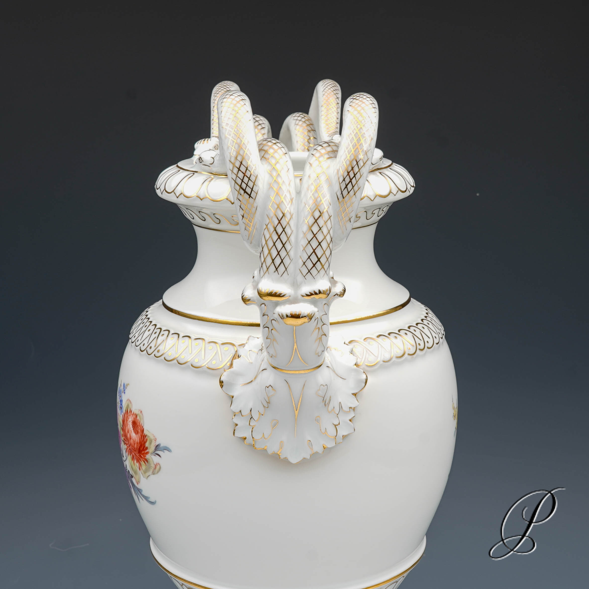 Schlangenhenkelvase Meissen mit traumhafter Blumenmalerei – Bild 8