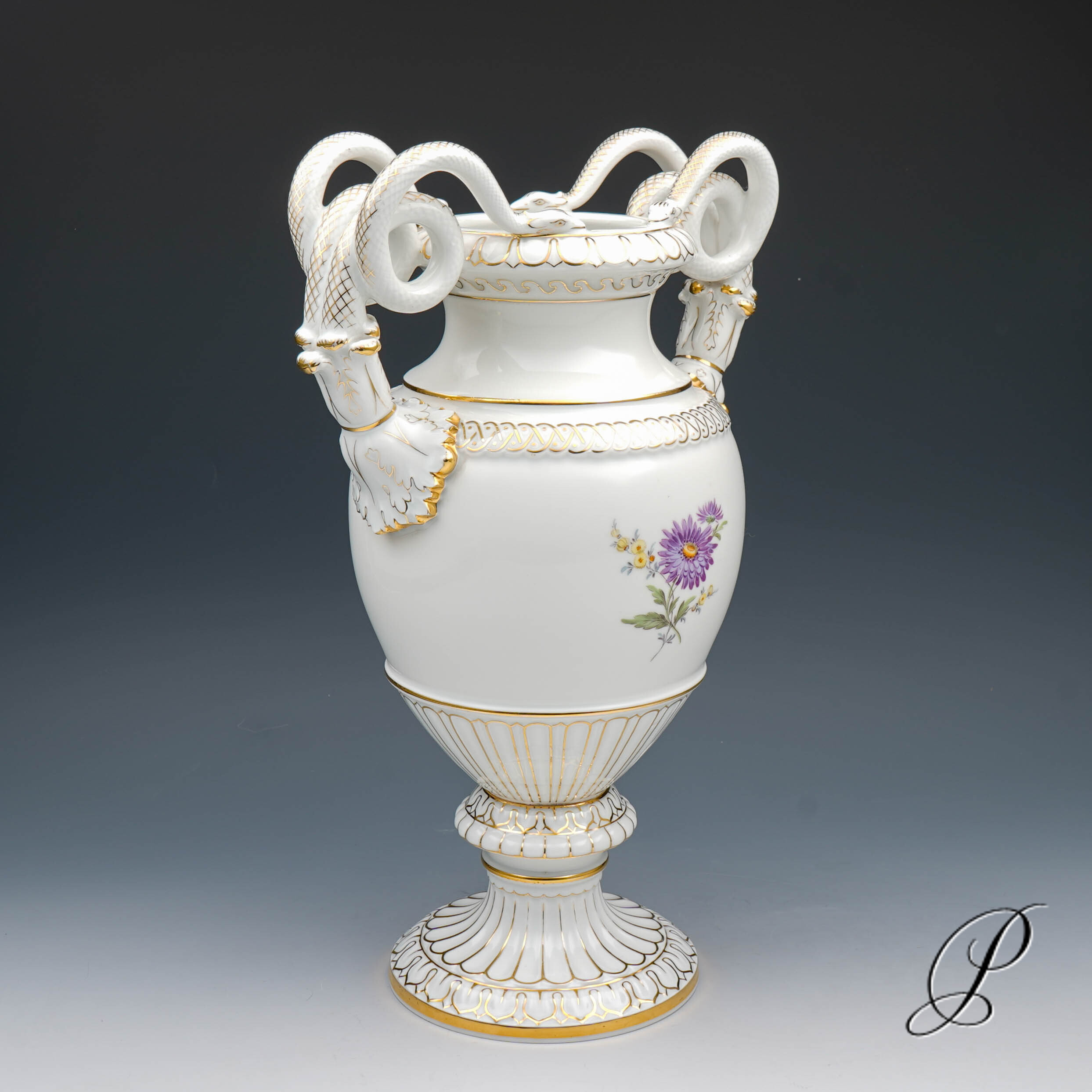 Schlangenhenkelvase Meissen mit traumhafter Blumenmalerei – Bild 9