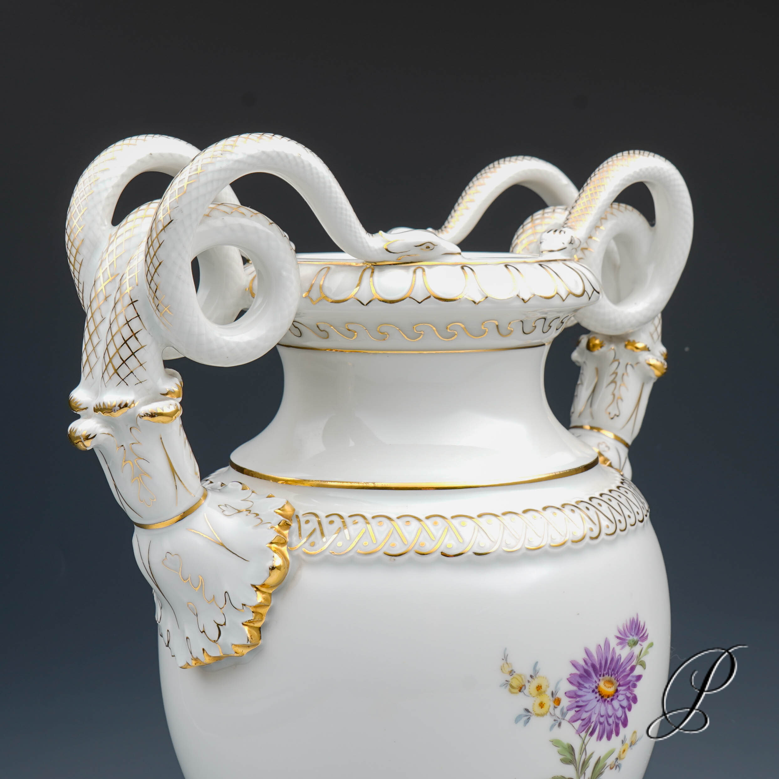 Schlangenhenkelvase Meissen mit traumhafter Blumenmalerei – Bild 10