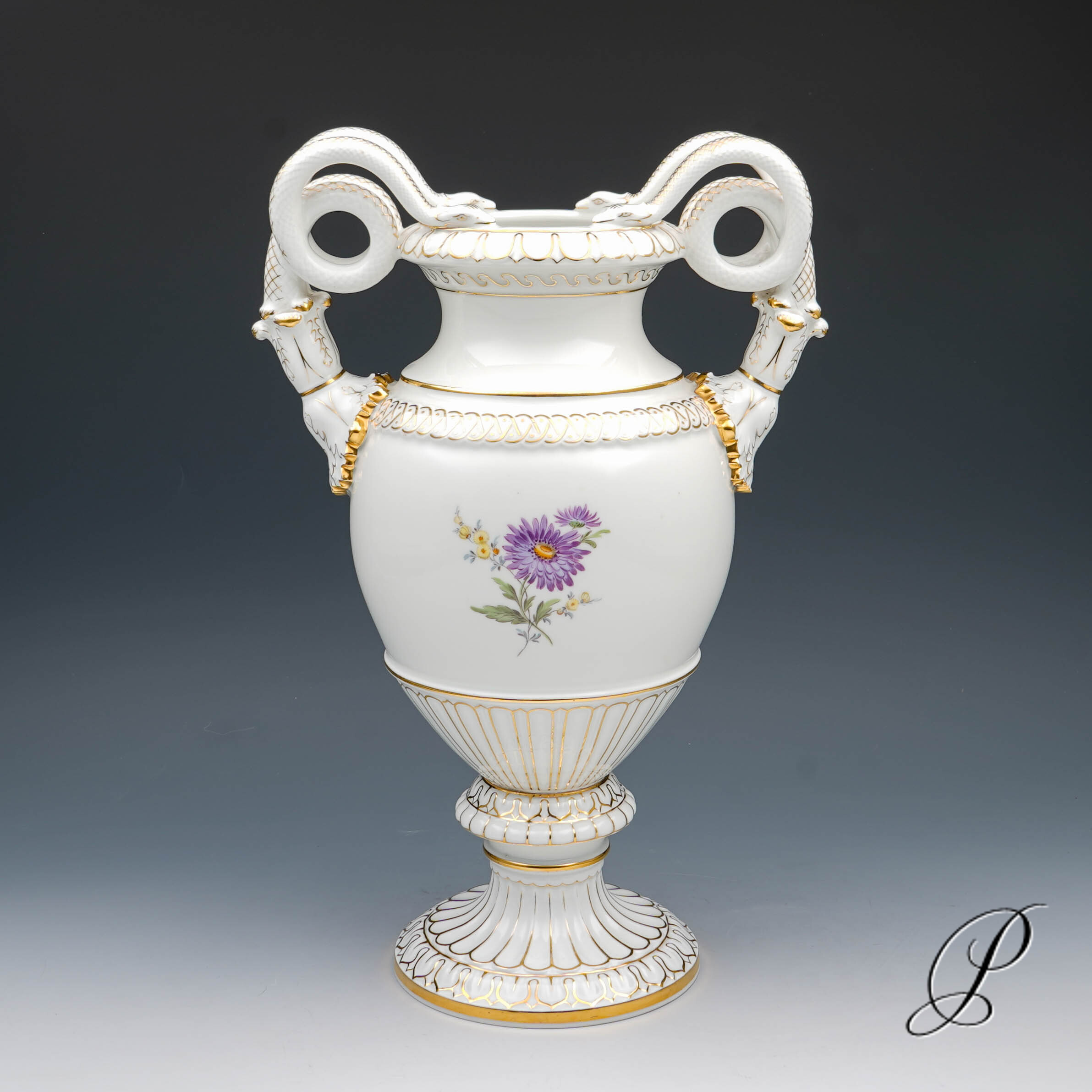 Schlangenhenkelvase Meissen mit traumhafter Blumenmalerei – Bild 11