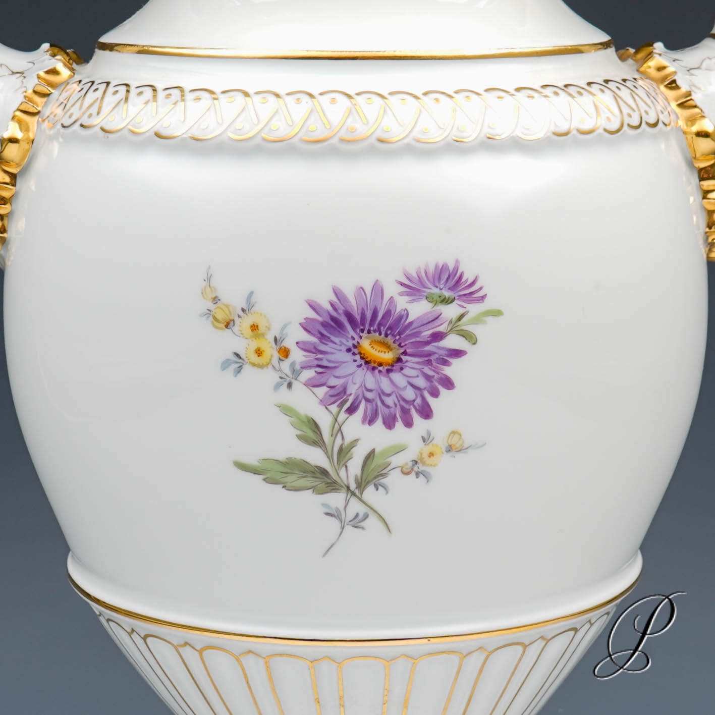 Schlangenhenkelvase Meissen mit traumhafter Blumenmalerei – Bild 12