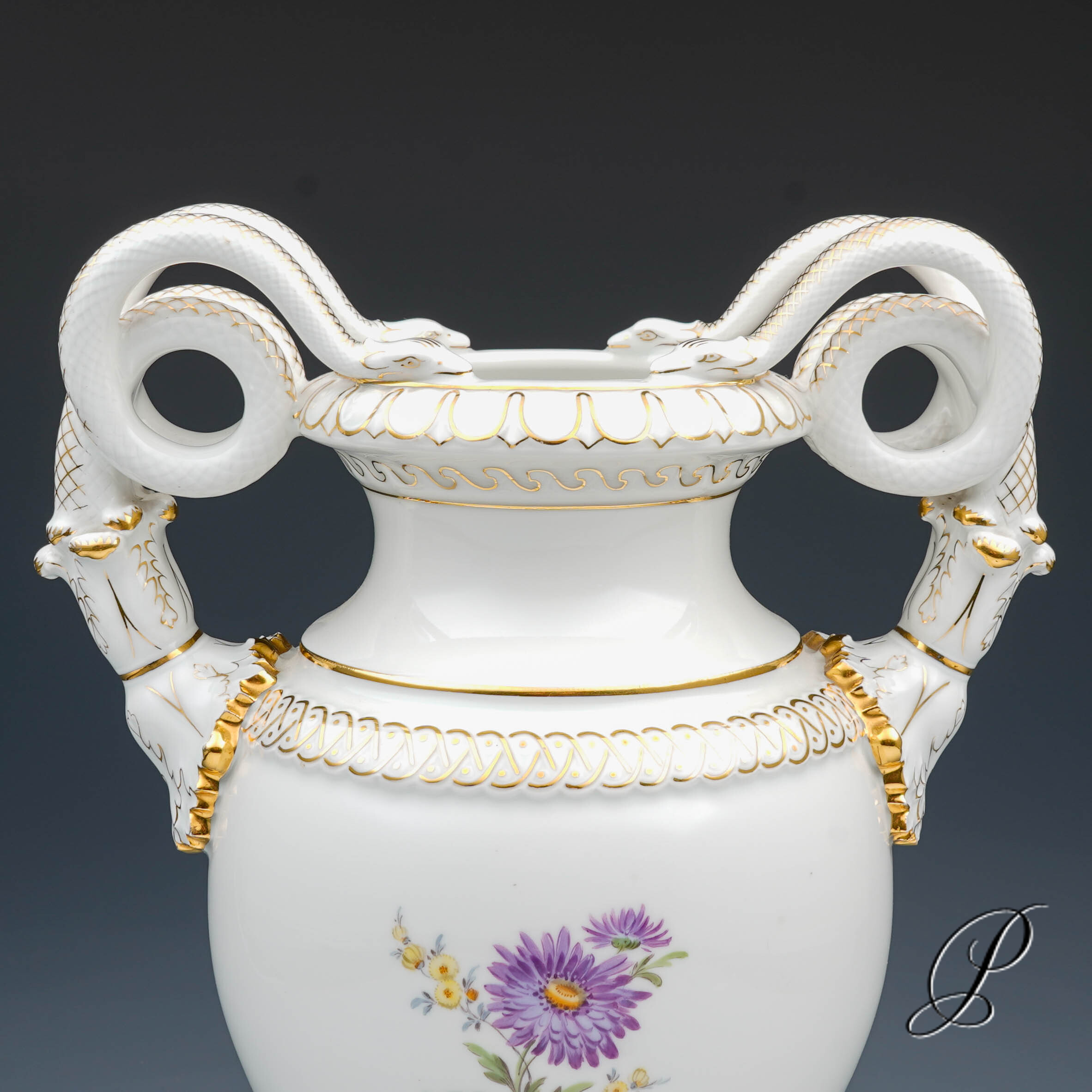 Schlangenhenkelvase Meissen mit traumhafter Blumenmalerei – Bild 13