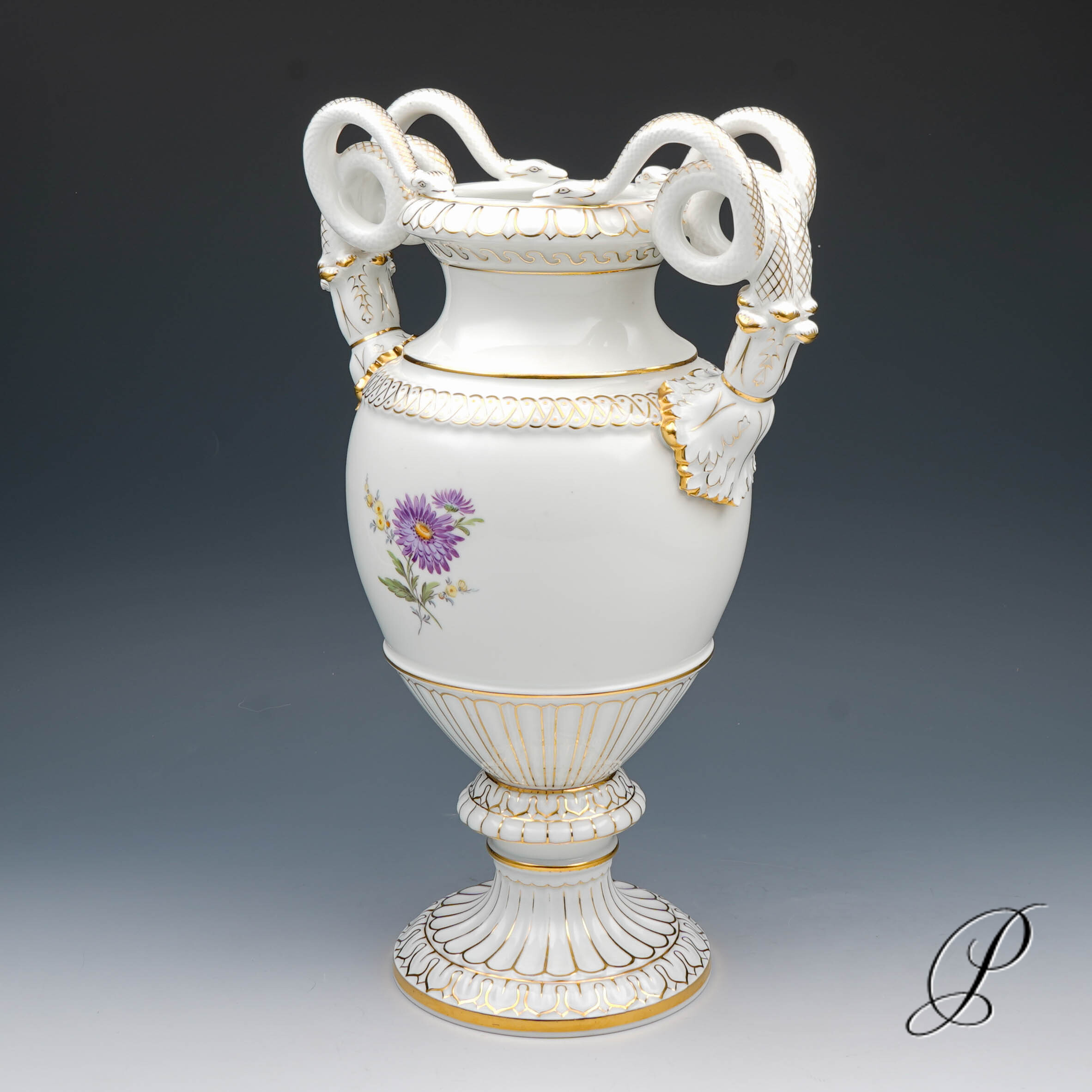 Schlangenhenkelvase Meissen mit traumhafter Blumenmalerei – Bild 14
