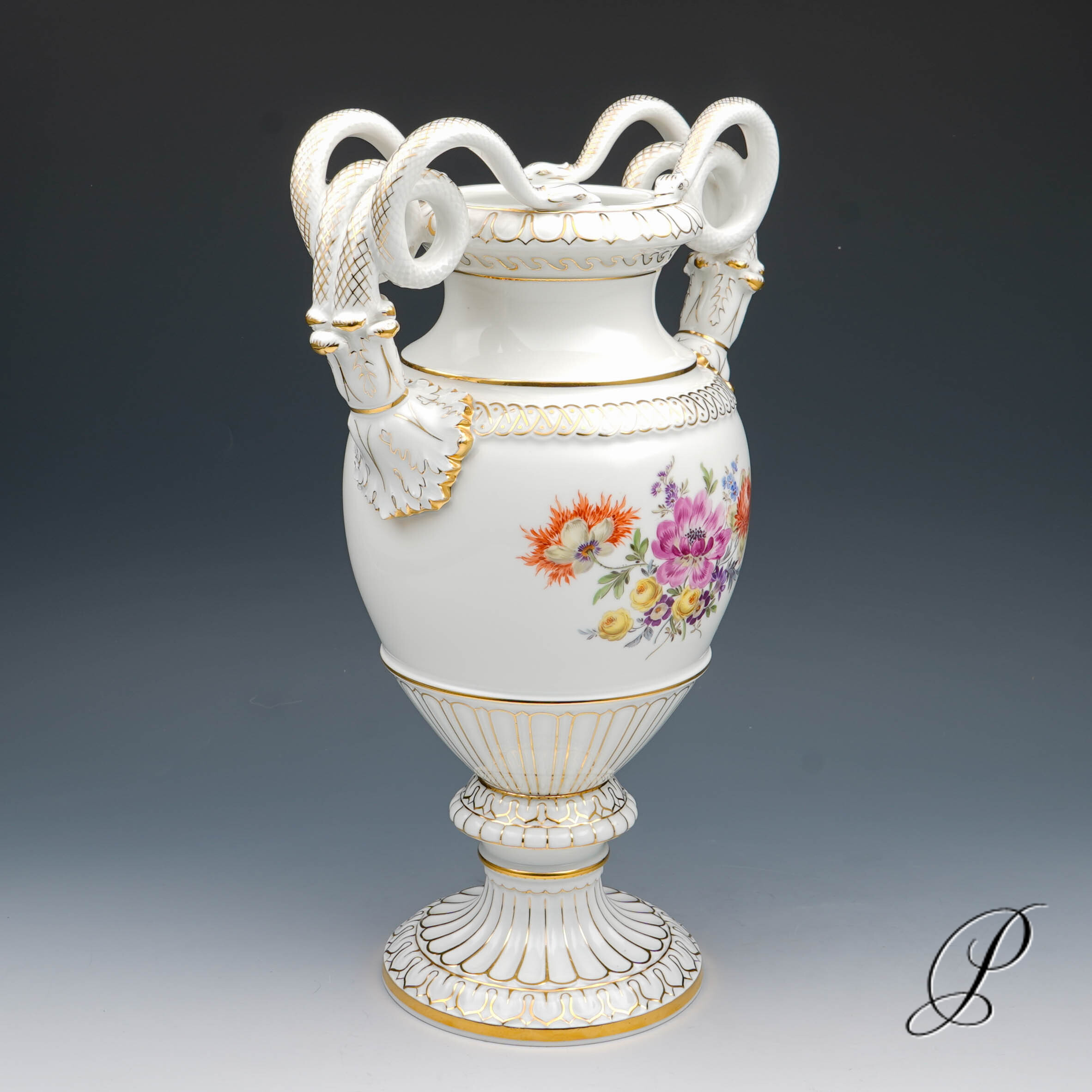 Schlangenhenkelvase Meissen mit traumhafter Blumenmalerei – Bild 15