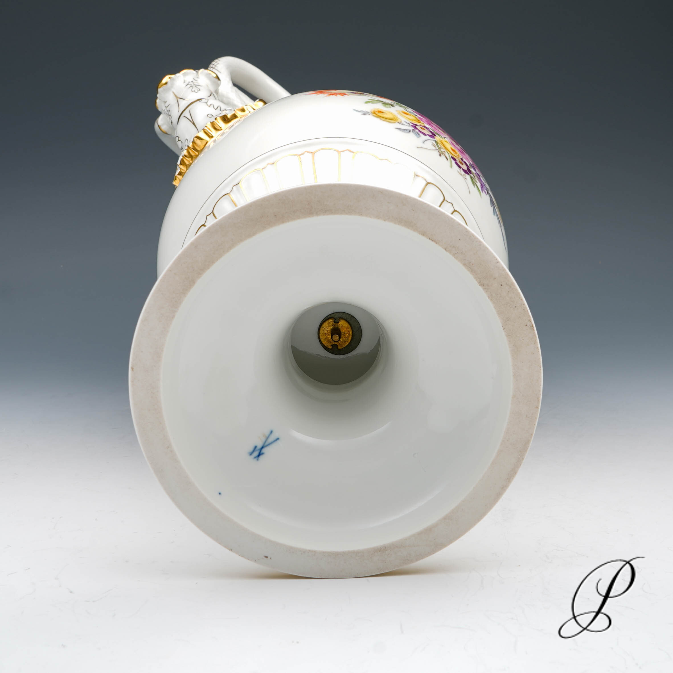 Schlangenhenkelvase Meissen mit traumhafter Blumenmalerei – Bild 16